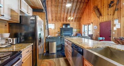 Dog-friendly waterfront cabin w/ lake views & access - close to slopes
