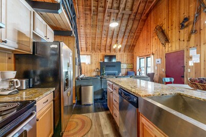 Dog-friendly waterfront cabin w/ lake views & access - close to slopes