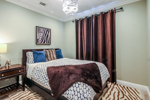 新築、裏庭とバルコニーの花火、ウォークトゥディズニー、4000平方フィート