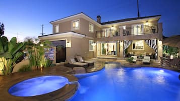 Utendørsbasseng og et oppvarmet basseng