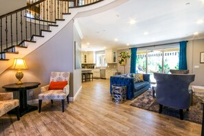 Smart TV, fireplace, table football, offices - New Built, Backyard & Balcony Fireworks, Walk To Disney, 4000 sqft, No Pool Fee (Anaheim)