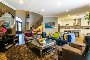 Smart TV, fireplace, table football, offices - New Built, Backyard & Balcony Fireworks, Walk To Disney, 4000 sqft, No Pool Fee (Anaheim)