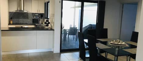 Full-size fridge, microwave, oven, stovetop