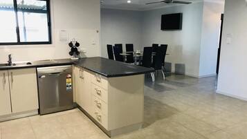 Full-size fridge, microwave, oven, stovetop
