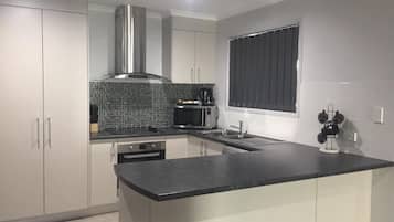 Rumah, 4 kamar tidur | Dapur pribadi | Lemari es besar, microwave, oven, dan kompor