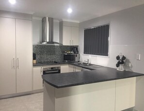 独立别墅, 4 间卧室 | 私人厨房 | 大冰箱、微波炉、烤箱、炉灶