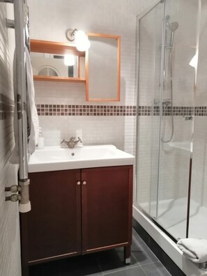 シャワー、ヘアドライヤー、タオル