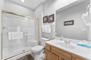Combined shower/bathtub, hair dryer, towels - A grand vacation is guaranteed when you rent this HUGE 4 bedroom condo! (Branson)