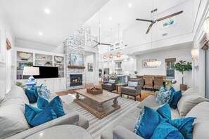 Televisión y chimenea 