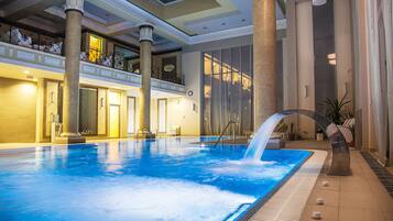 Inomhuspool, parasoller och solstolar