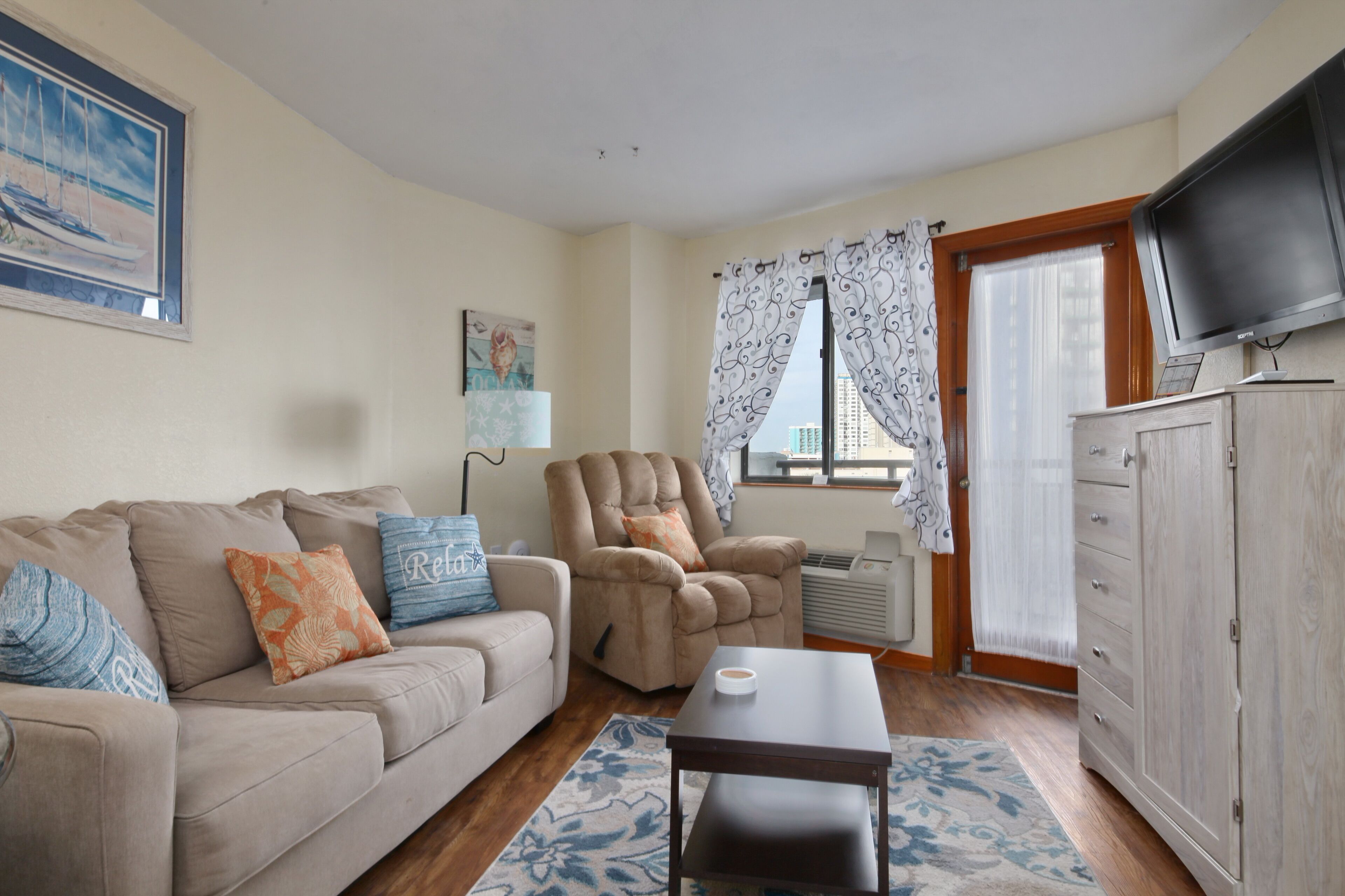 Watch Dolphin Play from this Oceanview 1BD Condo w/Beautiful view, sleeps 4