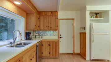 Een koelkast, een magnetron, een oven, een kookplaat