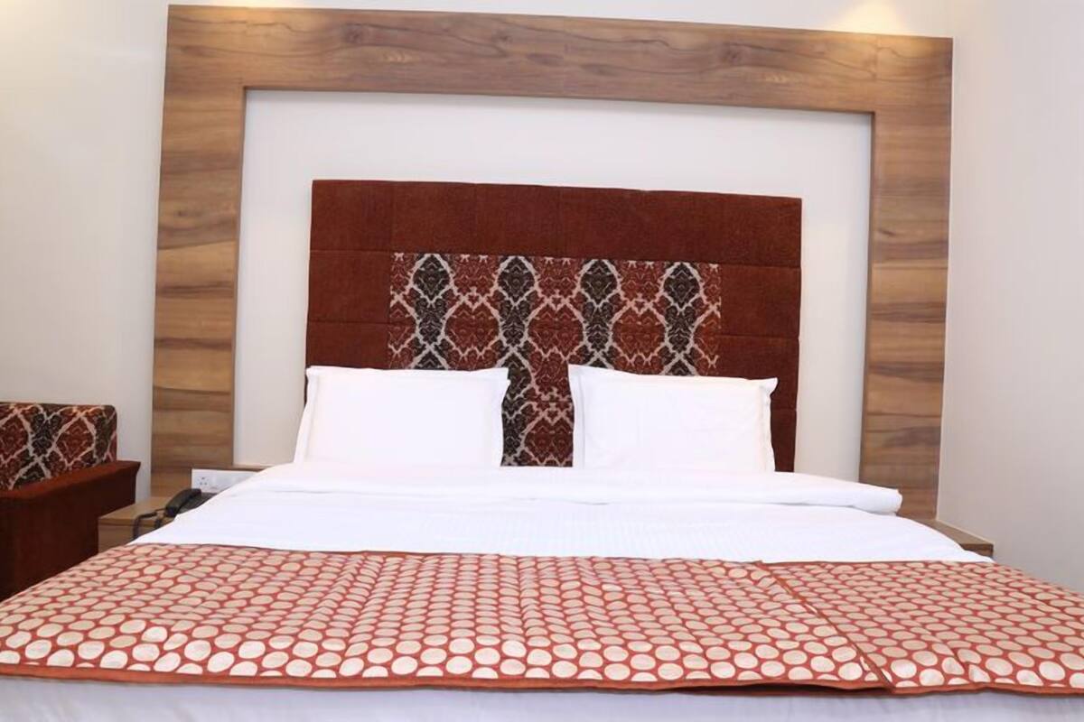 Luxury Suite, 1 Double Bed | 1 bedroom, in-room safe, desk, laptop workspace