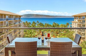 Outdoor dining - Maui Resort Rentals: Honua Kai K725 - 7th Floor 3BR w/Ocean Views in Every Room! (Lahaina)