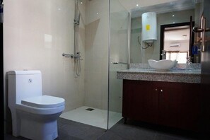 Appartamento, 2 camere da letto | Bagno | Doccia, set di cortesia gratuito, asciugacapelli, asciugamani