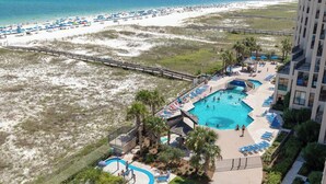 Resort com piscina, acesso à praia e calçadão.