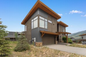 Exterior - Spacious Mountain Home, Panoramic View from Private Balcony, Central Location (Silverthorne)