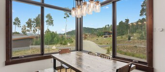Spacious Mountain Home, Panoramic View from Private Balcony, Central Location
