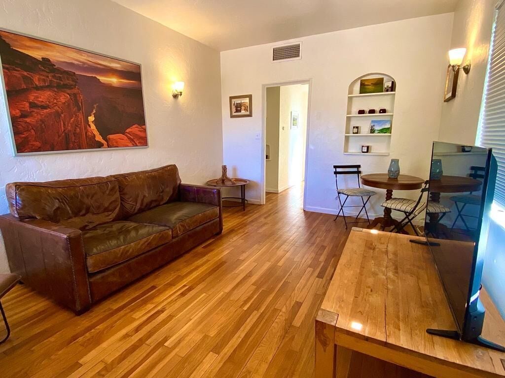 Beautiful Bungalow Close to U of A, Downtown and Historic 4th Court