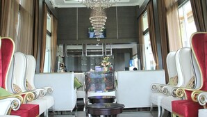 A luxurious lobby with ornate chandeliers, elegant seating, and a modern design. - Pancur Gading Hotel & Resort (Petumbak)