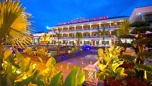 A multi-story building with a sign reading "PARCUR CADING HOTEL & RESTAURANT." - Pancur Gading Hotel & Resort (Petumbak)