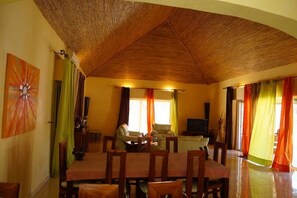 Huvila, 3 makuuhuonetta | Ruokailu omassa huoneessa