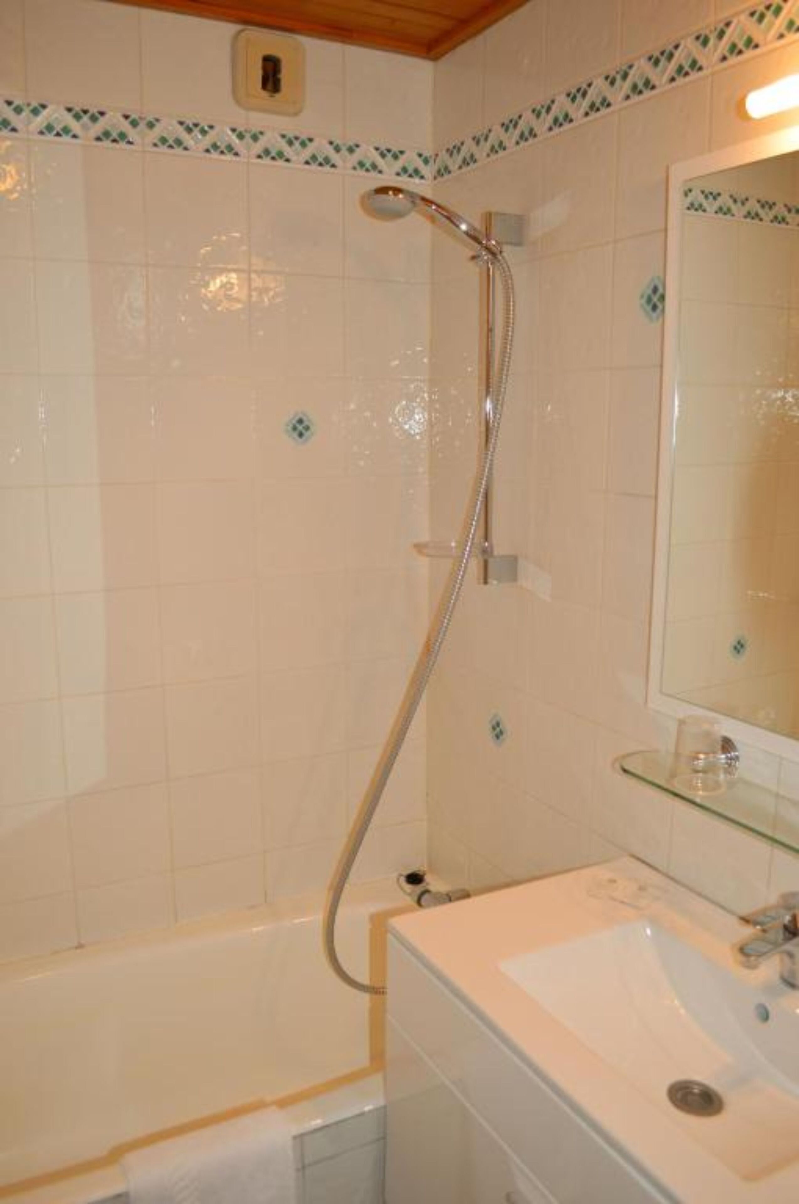 standard twin room | bathroom shower