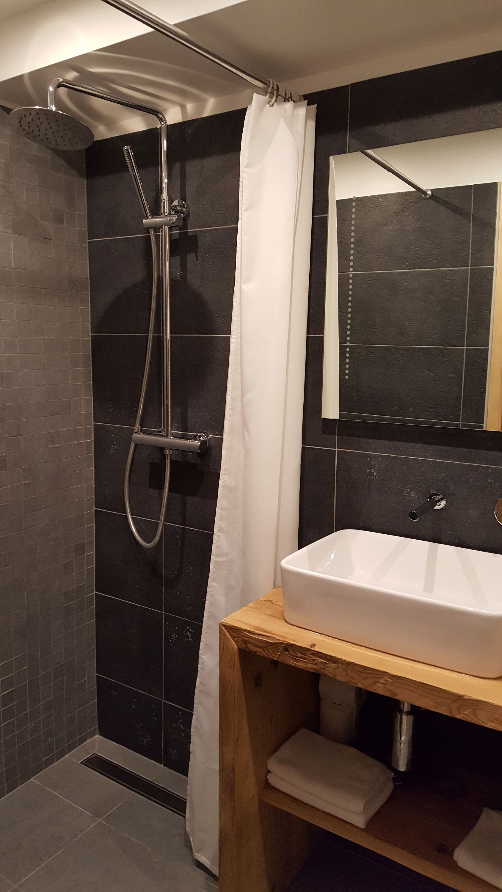 triple room | bathroom | free toiletries, hair dryer, towels