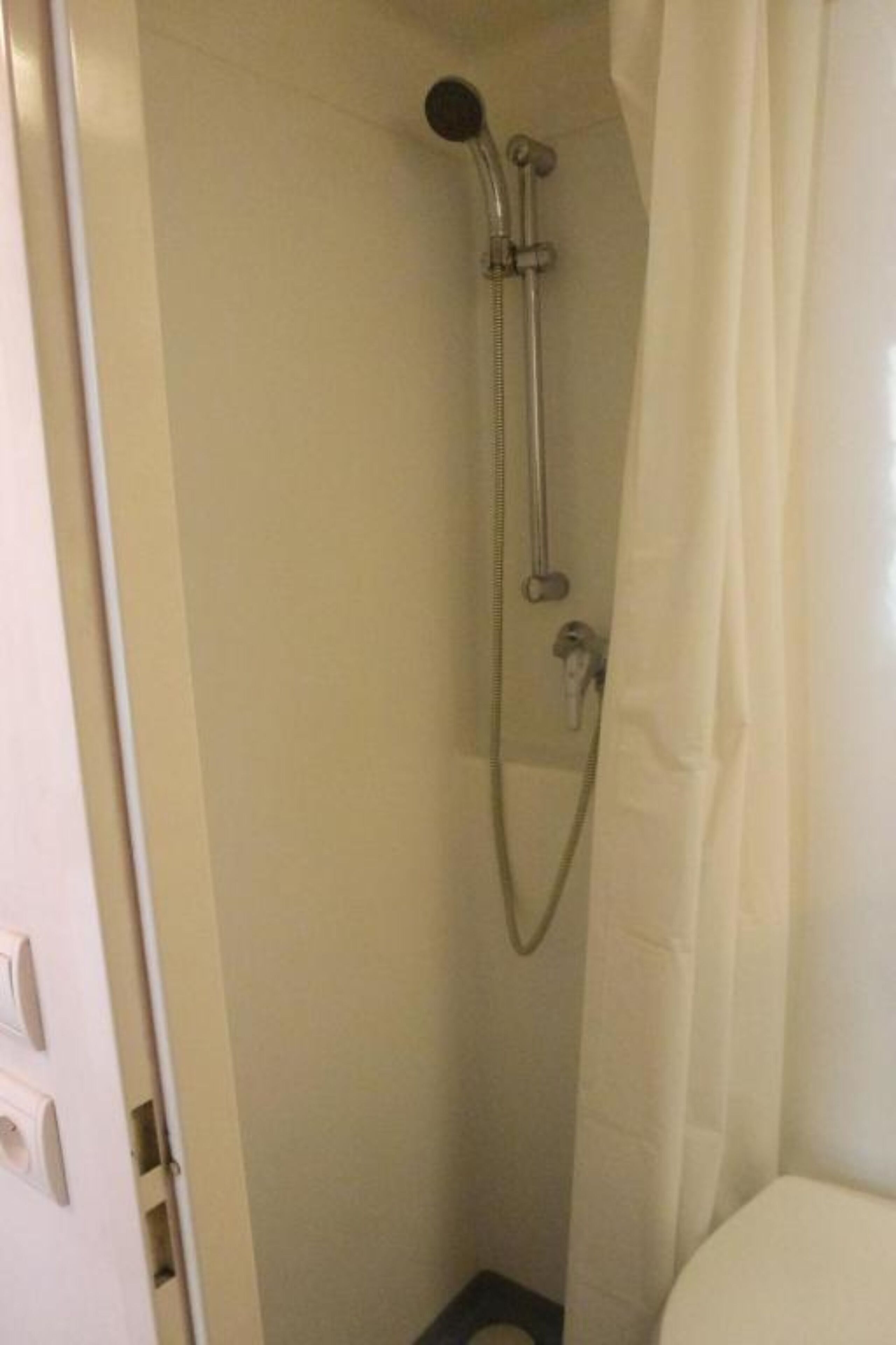 standard double room | bathroom | free toiletries, hair dryer, towels