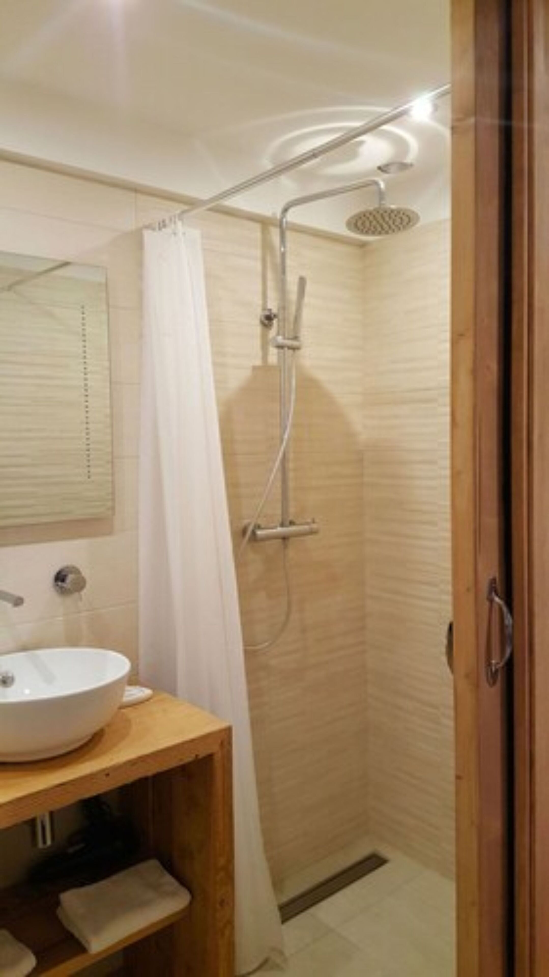 standard double room | bathroom | free toiletries, hair dryer, towels