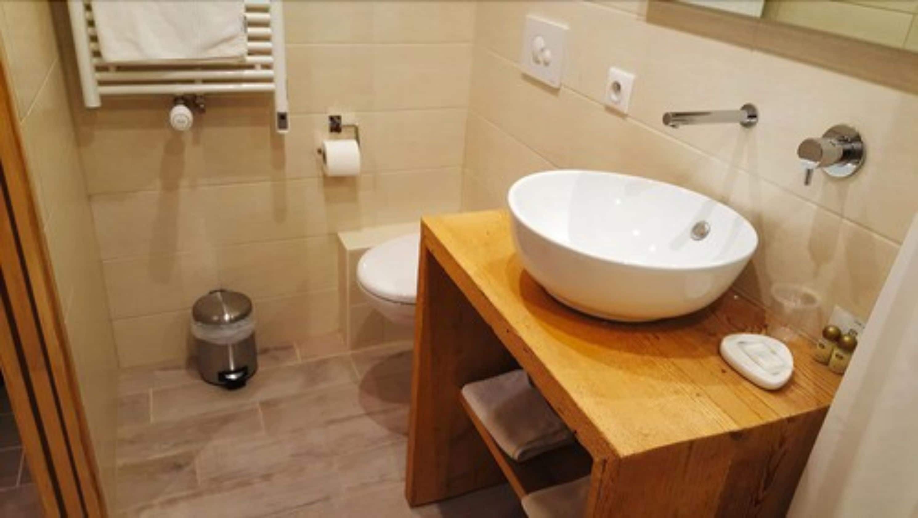 triple room | bathroom | free toiletries, hair dryer, towels