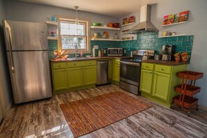 Fridge, microwave, oven, stovetop - Bring out the BOHO in you! Check out the reviews (Matthews)