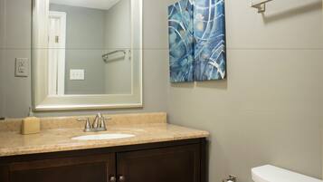 Elite Suite, 1 King Bed | Bathroom | Free toiletries, towels