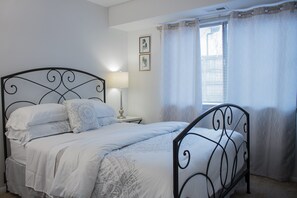 Habitación individual exclusiva, 1 cama Queen size | Tabla de planchar con plancha y wifi gratis