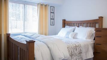 Exclusive Single Room, 1 Queen Bed | Iron/ironing board, free WiFi