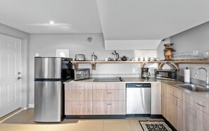 Refrigerador, microondas, parrilla de estufa y lavavajillas 