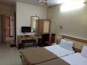 1 bedroom, desk