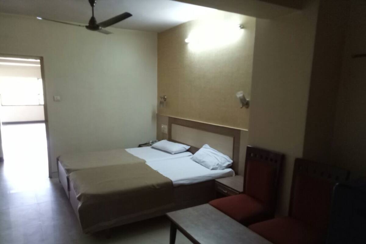 1 bedroom, desk