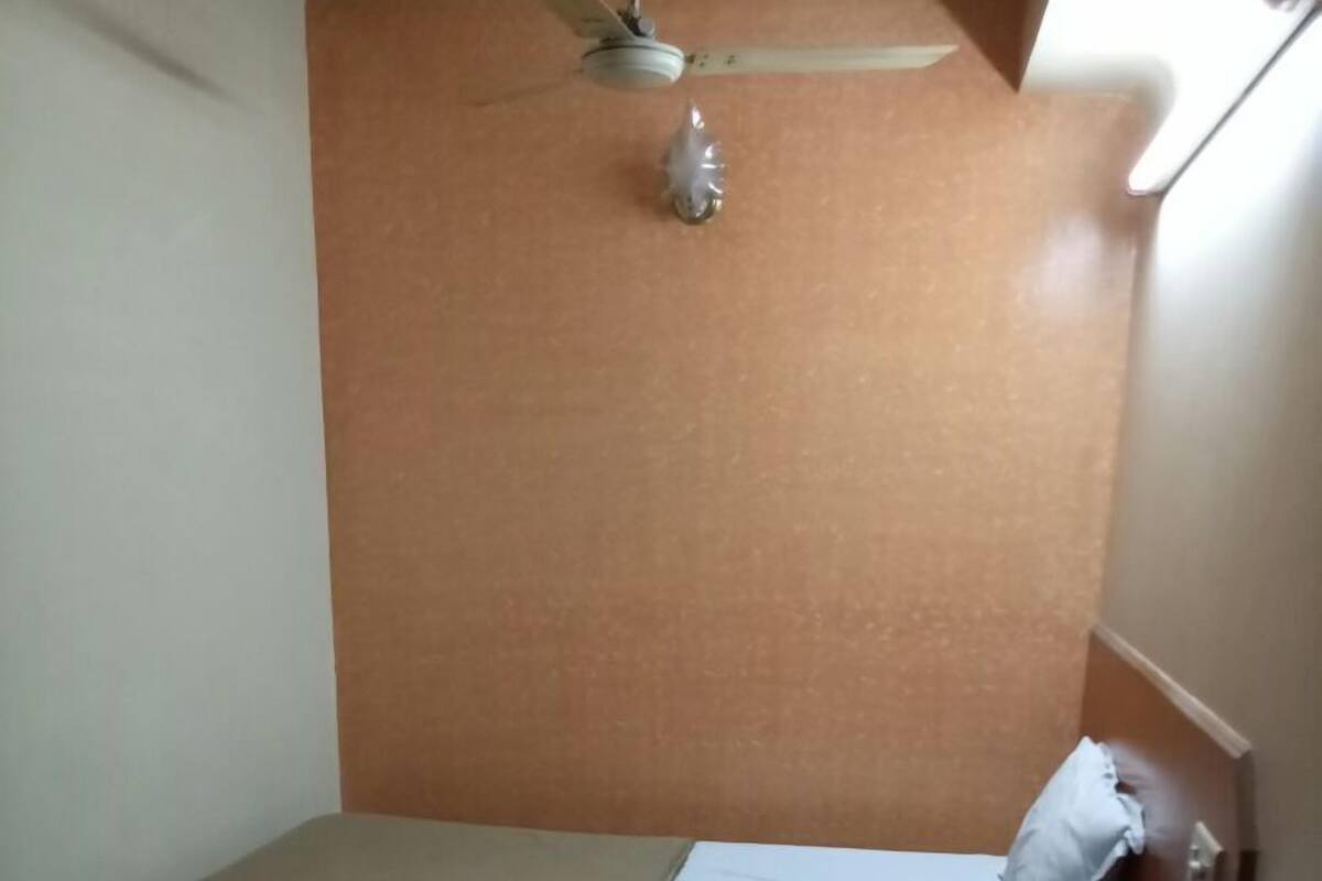 1 bedroom, desk