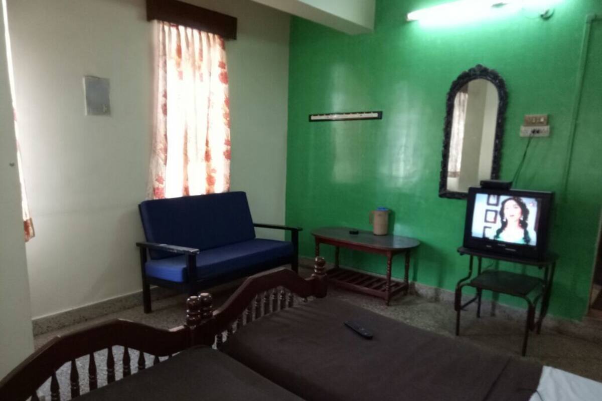 1 bedroom, desk