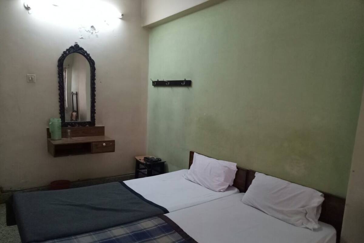 1 bedroom, desk