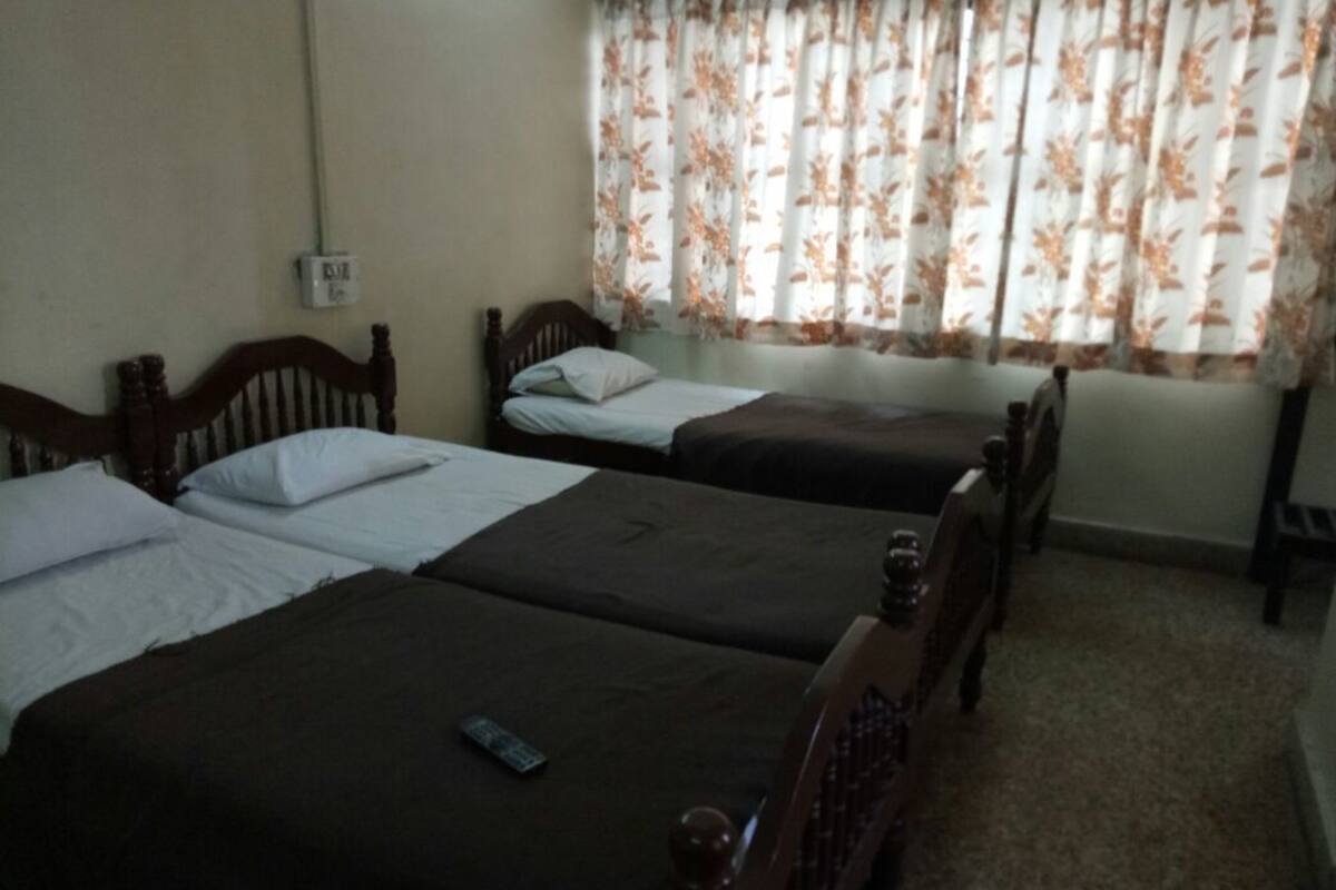 1 bedroom, desk