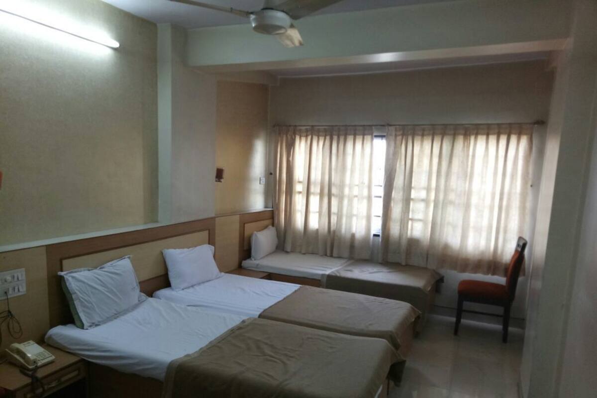 1 bedroom, desk