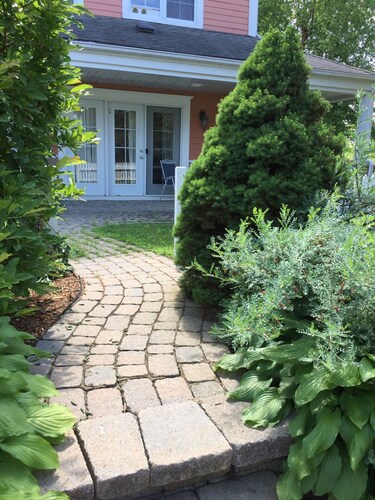 Newly refreshed lovely quiet 3 bdrm corner unit, fully furnished, hi speed wifi 