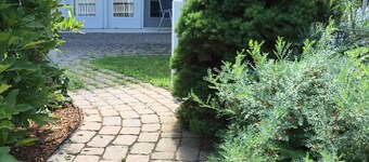 Newly refreshed lovely quiet 3 bdrm corner unit, fully furnished, hi speed wifi 