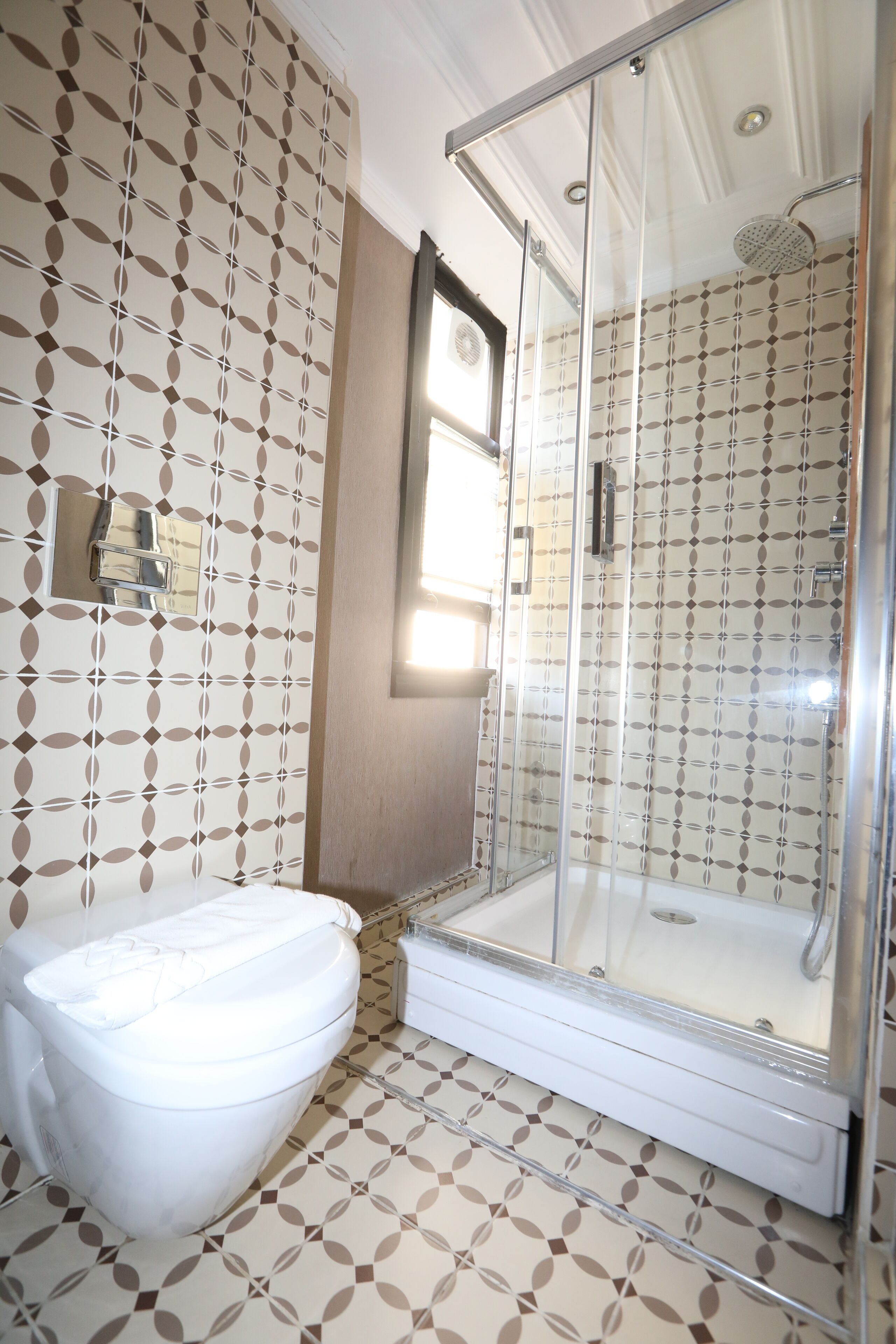 deluxe triple room, non smoking | bathroom | shower, rainfall showerhead, free toiletries, hair dryer