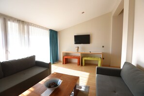 Suite Room | Living area | 54-inch flat-screen TV with cable channels, TV, toys - Mezzo Hotel (Istanbul)