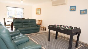 Game room - Sandy Shores - an absolute beachfront property (Long Beach)