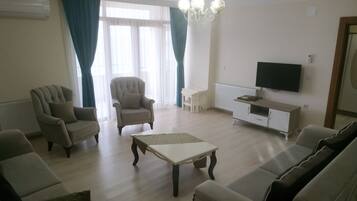 Standard Apartment, 3 Bedrooms, 2 Bathrooms, Sea View | Premium bedding, desk, iron/ironing board, WiFi (free)