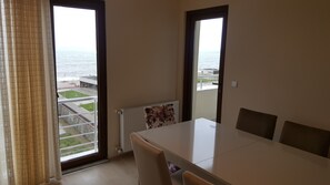 Departamento estándar, 3 habitaciones, 2 baños, vista al mar | Ropa de cama de alta calidad y escritorio